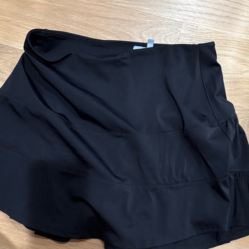 Hill house home pool skirt. Black. Medium. Great used condition.